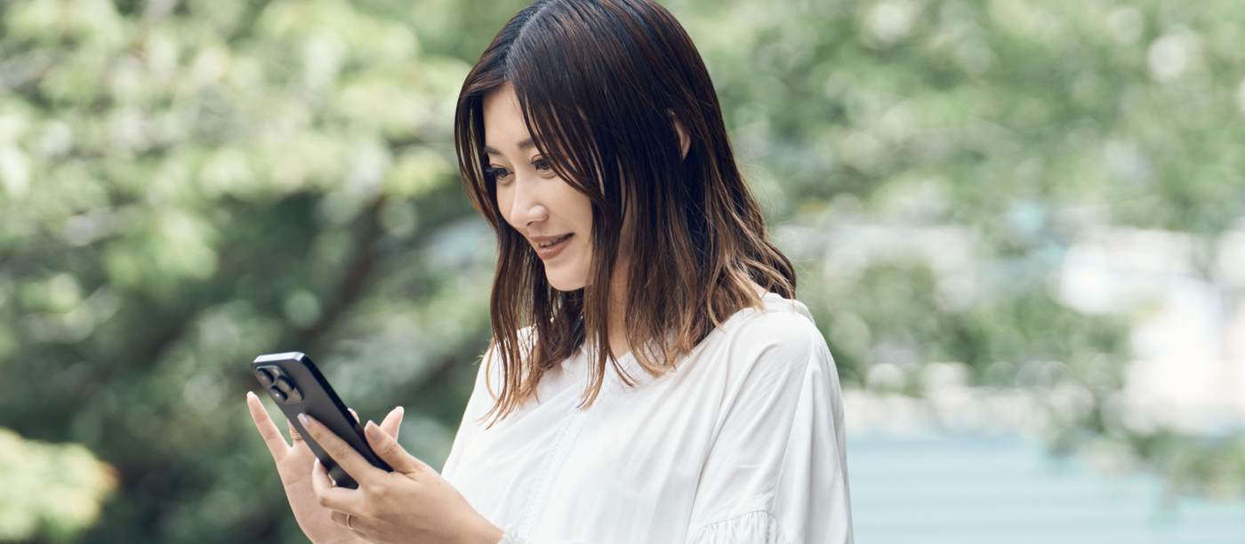 スマートフォンで解錠通知を確認する様子